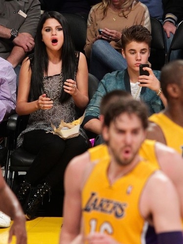
	
	Ở một trận đấu khác, trong khi Selena rất hòa nhịp cùng trận đấu thì Justin lại khá mải mê với chiếc điện thoại.